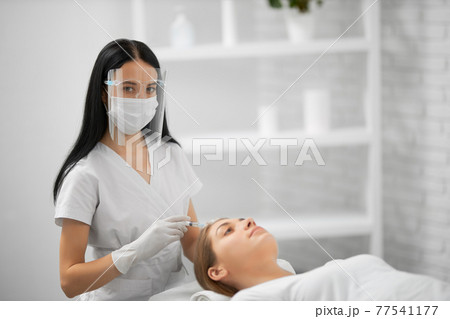 Procedure for improvements face skin in beauty salon. Procedure for improvements face skin in beauty salon. 77541177