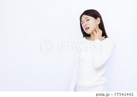 痒みに悩む30代女性 痒みに悩む30代女性 77541442