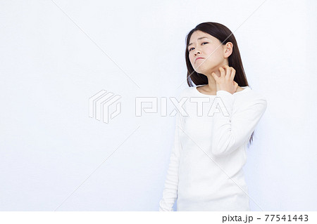 痒みに悩む30代女性 痒みに悩む30代女性 77541443