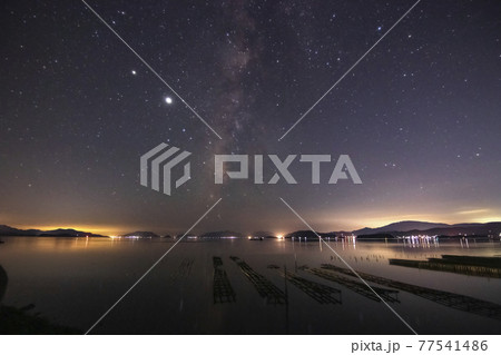 瀬戸内の夏の星景 牡蠣棚並ぶ瀬戸内の天の川 瀬戸内の夏の星景 牡蠣棚並ぶ瀬戸内の天の川 77541486