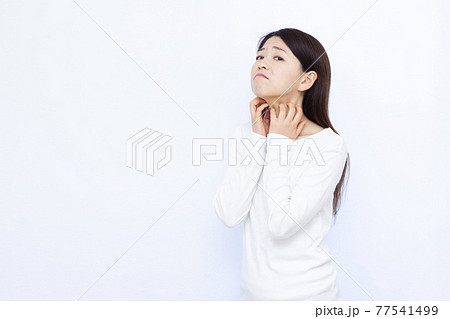 痒みに悩む30代女性 77541499