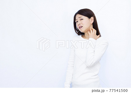 痒みに悩む30代女性 77541500