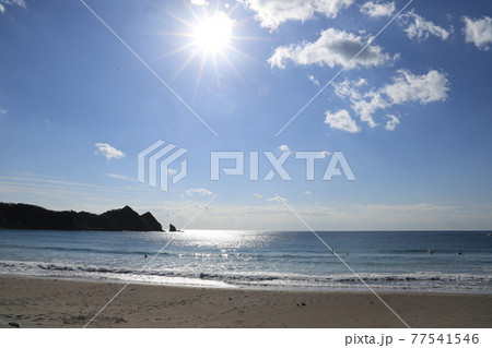 鵜原海岸と白い鳥居 鵜原海岸と白い鳥居 77541546