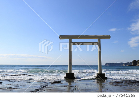 鵜原海岸と白い鳥居の写真素材 77541568 Pixta