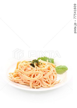 サラスパ スパゲッティのサラダ 軽食 明るい背景 サラスパ スパゲッティのサラダ 軽食 明るい背景 77541609