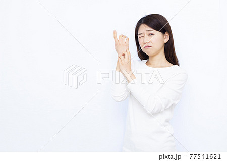 手荒れに悩む30代の女性 手荒れに悩む30代の女性 77541621