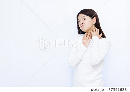 手荒れに悩む30代の女性 77541628