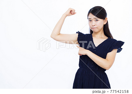 二の腕を気にする30代の女性 二の腕を気にする30代の女性 77542158