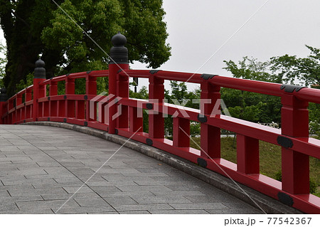 岡崎公園の赤い橋の欄干 77542367