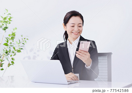 ビジネススーツを着たミドル女性 ビジネススーツを着たミドル女性 77542586
