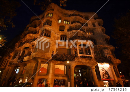 スペインバルセロナ ガウディ建築の世界遺産カサミラ スペインバルセロナ ガウディ建築の世界遺産カサミラ 77543216