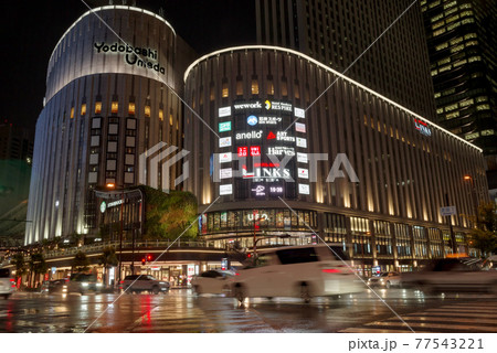 大阪梅田・雨の夜の芝田1丁目交差点 77543221