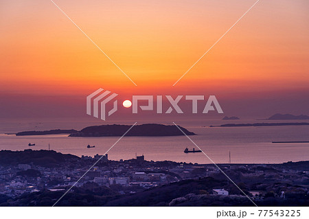 山口県下関市　火の山公園からの西方の六連島の夕景 77543225