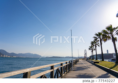 山口県下関市 海響館と関門海峡を眺める遊歩道のデッキ 山口県下関市 海響館と関門海峡を眺める遊歩道のデッキ 77543227