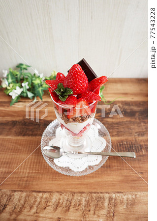 苺ぎっしりパフェ おうちカフェ 苺ぎっしりパフェ おうちカフェ 77543228