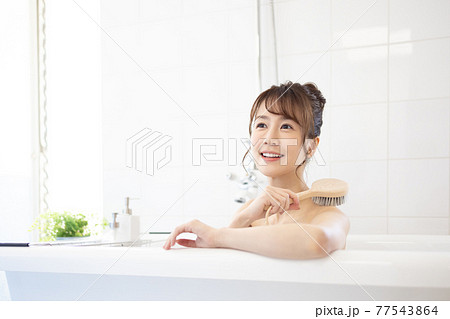 お風呂に入るかわいい女性 77543864