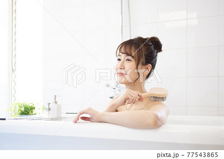 お風呂に入るかわいい女性の写真素材