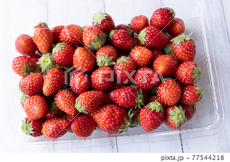 たくさんの新鮮な苺 たくさんの新鮮な苺 77544218