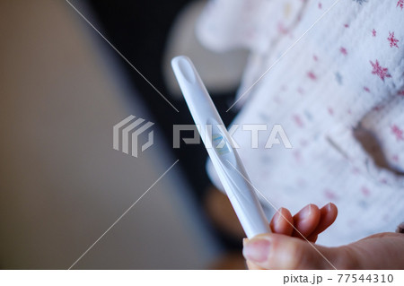陽性反応の出た妊娠検査薬 陽性反応の出た妊娠検査薬 77544310