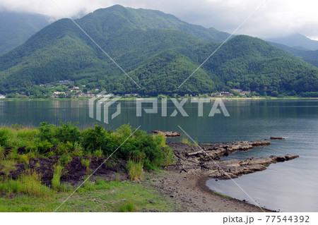 河口湖の静寂な湖畔の風景 77544392