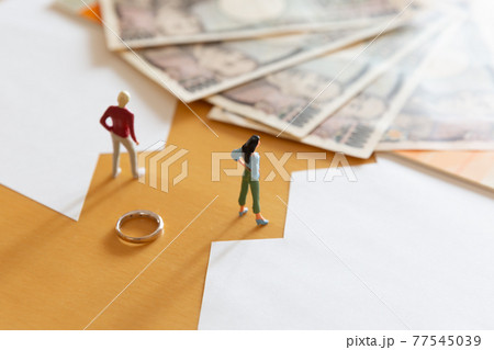 離婚の夫婦 別れるカップル お金イメージ 離婚の夫婦 別れるカップル お金イメージ 77545039