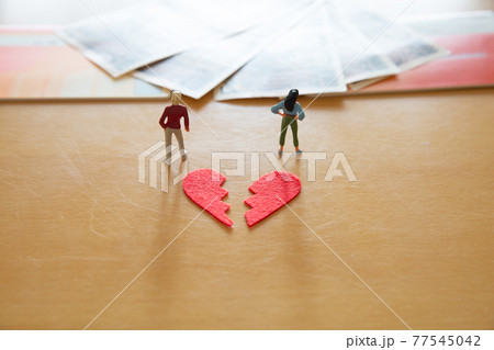 離婚の夫婦 別れるカップル お金イメージ 離婚の夫婦 別れるカップル お金イメージ 77545042