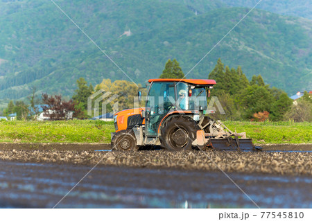 トラクターでの代掻き作業(田掻き) 農業 水田 稲 農家 トラクターでの代掻き作業(田掻き) 農業 水田 稲 農家 77545810