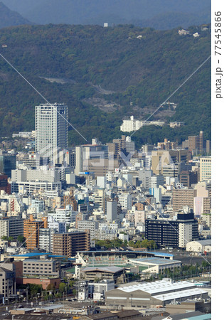 早朝の高松市街（峰山を背景に香川県庁、高松市役所、高松競輪場など） 77545866