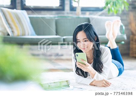 女性　ライフスタイル　雑誌　読書　本　ニューノーマル 77546398