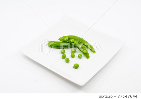 茹でたスナップエンドウ（スナックエンドウ）と豆 77547644