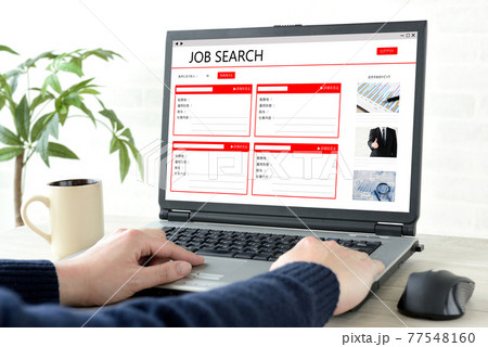 インターネットで仕事探しをする男性の手元 77548160