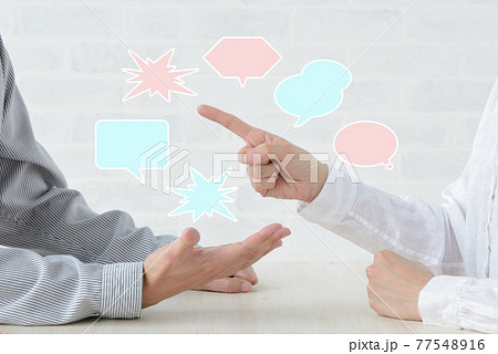 男女の口喧嘩―カジュアルな雰囲気 男女の口喧嘩―カジュアルな雰囲気 77548916