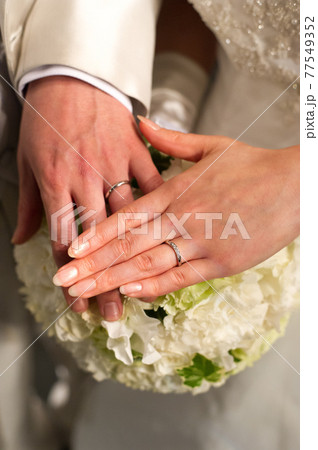 結婚式での新郎新婦の指輪交換の写真素材