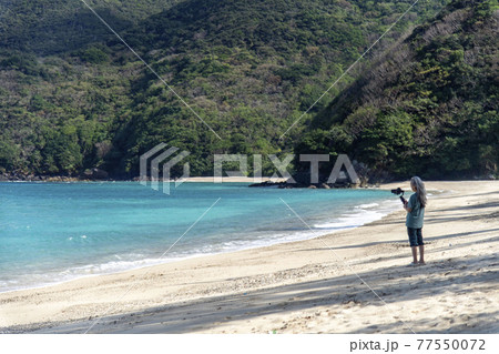 奄美群島 加計呂麻島の実久ビーチで動画撮影をする女性フォトグラファー 奄美群島 加計呂麻島の実久ビーチで動画撮影をする女性フォトグラファー 77550072
