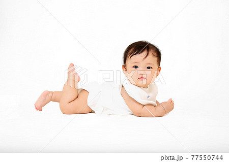 白背景でハイハイする女の子の赤ちゃんの横姿。元気,健康,成長,育児イメージ 白背景でハイハイする女の子の赤ちゃんの横姿。元気,健康,成長,育児イメージ 77550744