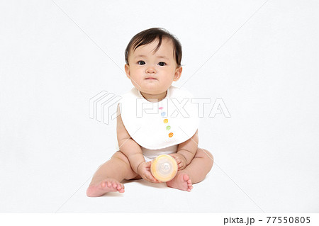 白背景でお座りする女の子の赤ちゃん。成長,健康,元気,育児イメージ 白背景でお座りする女の子の赤ちゃん。成長,健康,元気,育児イメージ 77550805