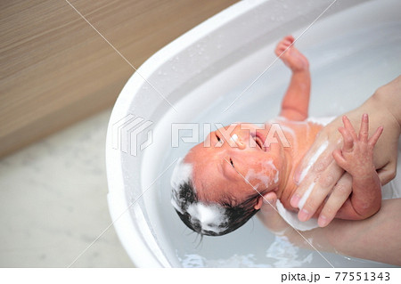 沐浴中のママと新生児の赤ちゃんの写真素材