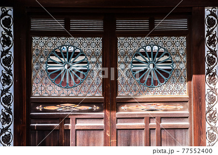 東寺小子房勅使門の菊透かし彫りのある扉 東寺小子房勅使門の菊透かし彫りのある扉 77552400