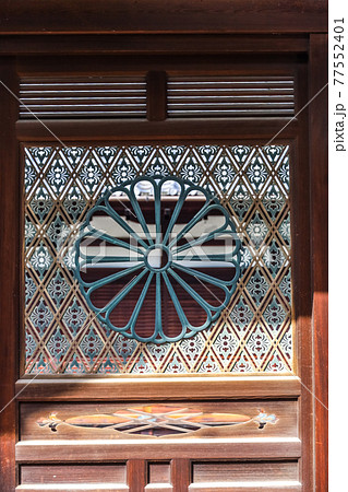 東寺小子房勅使門扉の菊透かし彫り 東寺小子房勅使門扉の菊透かし彫り 77552401