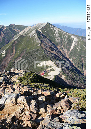 夏の北アルプス、常念山脈、岩の多い常念岳山頂から見下ろした登山道の
