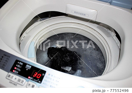 洗濯物の入った洗濯機 77552496