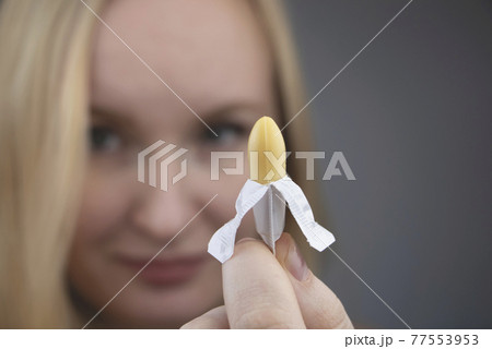 Vaginal or rectal suppository in the hands of a woman. The drug is in the form of suppositories. The concept of treatment of gynecological diseases and diseases of the rectum 77553953