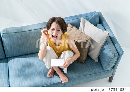 ミドル女性 通帳 お金 驚愕 ミドル女性 通帳 お金 驚愕 77554824