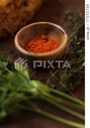 Quiche with ingredients of paprika and thyme Quiche with ingredients of paprika and thyme 77555739