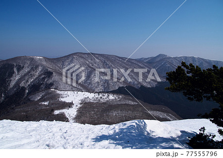 雪の吾妻山山頂から比婆連山を望む 青空快晴 雪の吾妻山山頂から比婆連山を望む 青空快晴 77555796
