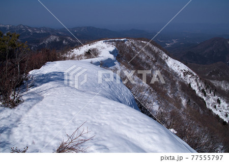吾妻山山頂稜線雪庇青空快晴 吾妻山山頂稜線雪庇青空快晴 77555797