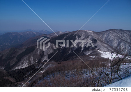 雪の吾妻山山頂から比婆連山を望む 青空快晴 雪の吾妻山山頂から比婆連山を望む 青空快晴 77555798