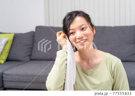 運動後、汗を拭く女性 77555833