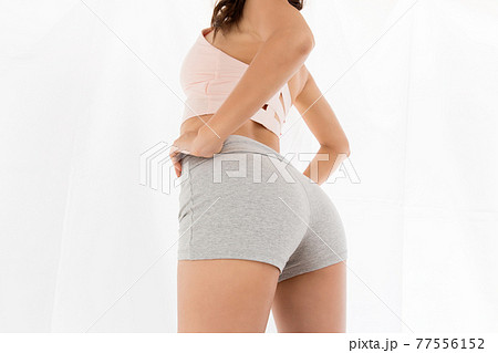 若い女性のヒップライン 77556152
