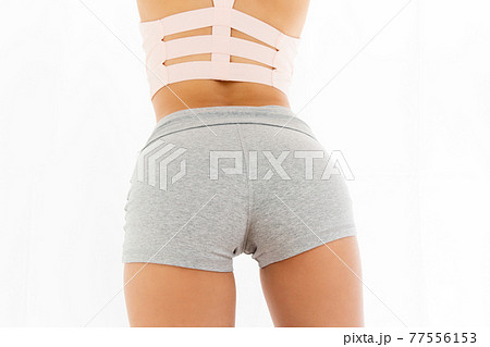 若い女性のヒップライン 77556153